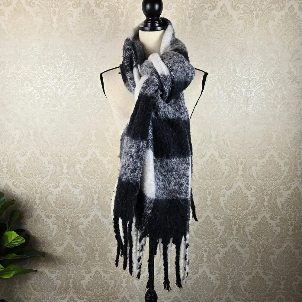Steve Madden Black White Plaid Blanket Type Scarf Fringed Ends Cozy Comfy Winter